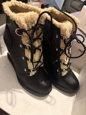 Dolce Vita Black Lace-Up Faux Leather Ankle Boots with Cream Sherpa